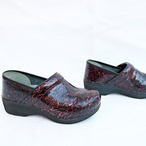 DANSKO XP 2.0 red floral clogs size 37 US 7